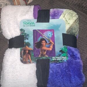 Disney Raya and the Last Dragon Plush Throw - Purple, White, Green